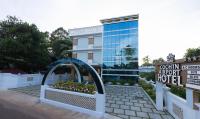 un hotel frente a un edificio en Treebo Premium Cochin Airport, 5 min From Cochin Airport, en Ernakulam