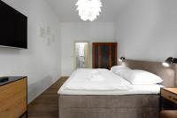 Postel nebo postele na pokoji v ubytování Tichý apartmán v centru města u metra s balkónem a parkováním