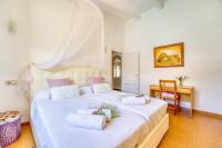 Łóżko lub łóżka w pokoju w obiekcie Ideal Property Mallorca - Can Caragol Font de Sa Cala