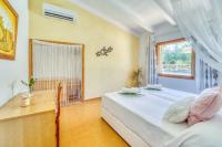 Łóżko lub łóżka w pokoju w obiekcie Ideal Property Mallorca - Can Caragol Font de Sa Cala