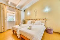 Łóżko lub łóżka w pokoju w obiekcie Ideal Property Mallorca - Can Caragol Font de Sa Cala