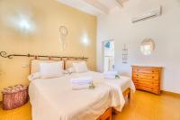 Łóżko lub łóżka w pokoju w obiekcie Ideal Property Mallorca - Can Caragol Font de Sa Cala