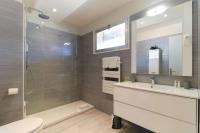 Łazienka w obiekcie SELECT'soHOME - Studio au cœur du centre-ville du Lavandou à quelques pas de la plage ! - Services hôteliers - AREV
