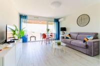 Telewizja i/lub zestaw kina domowego w obiekcie SELECT'soHOME - Studio au cœur du centre-ville du Lavandou à quelques pas de la plage ! - Services hôteliers - AREV