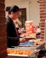 uma mulher está a preparar comida num buffet em San Sebastian em Comitán de Domínguez