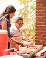 duas mulheres estão preparando comida em um bufê em San Sebastian em Comitán de Domínguez