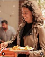 uma mulher está segurando um prato de comida em San Sebastian em Comitán de Domínguez