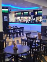 een restaurant met tafels en stoelen en een bar bij 2 Bedroom Caravan, Edi Rita, Robin Hood, Pet Friendly in Meliden