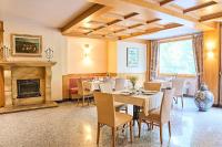 Un comedor con mesas y sillas y una chimenea. en Hotel Camigliatello, en Camigliatello Silano