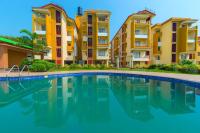 una piscina frente a unos edificios de apartamentos en FabHotel Ocean View Apartment - Nr Dabolim Airport, en Old Goa