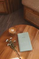 Un libro y flores sobre una mesa de madera. en Mantra Wellness Center, en Uluwatu