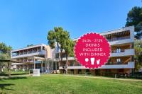 a building with a sign that reads drinks insulated with dinner at Residence Umag Plava Laguna in Umag