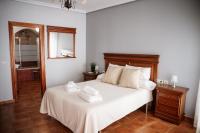 A bed or beds in a room at Casa La Sinagoga de Trujillo