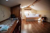 A bed or beds in a room at Casa La Sinagoga de Trujillo