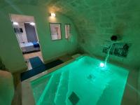 - Piscina de agua en una habitación con baño en Al Rosa Antico, en Monopoli