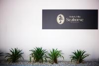 Hotel & Villa Seahorse MIYAKOJIMAに飾ってある許可証、賞状、看板またはその他の書類