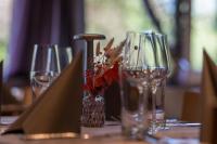 stół z kieliszkami do wina i wazon z kwiatami w obiekcie Hotel Schloss Ragaz w mieście Bad Ragaz