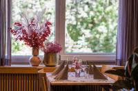 stół z kieliszkami do wina i wazon z kwiatami w obiekcie Hotel Schloss Ragaz w mieście Bad Ragaz