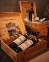 zwei Holzkisten gefüllt mit Weinflaschen in der Unterkunft I Tre Poggi Dimora di Charme in Canelli