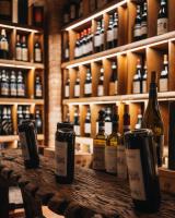 Ein paar Flaschen Wein auf dem Tisch in der Unterkunft I Tre Poggi Dimora di Charme in Canelli