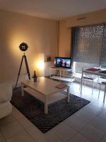 Televízia a/alebo spoločenská miestnosť v ubytovaní Appartement moderne aux Pavillons-sous-Bois - 24 m² + Terrasse