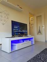 Televízia a/alebo spoločenská miestnosť v ubytovaní Appartement moderne aux Pavillons-sous-Bois - 24 m² + Terrasse