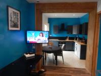 Televízia a/alebo spoločenská miestnosť v ubytovaní Saint Malo Bel appartement plain pied 300 m gare pres plage du sillon intras muros