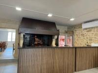 eine Bar in einem Restaurant mit Kamin in der Unterkunft Hôtel Restaurant La Paillote in Cavignac