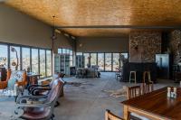 una sala de estar con sillas y una mesa en Okamanja Lodge, en Kamanjab