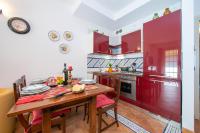 Kuchnia lub aneks kuchenny w obiekcie Casa Emma with Pool - Happy Rentals