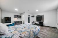 Una habitación de hotel con una cama y una cocina. en Southern Suites Cartersville, en Cartersville