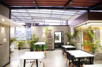 Un restaurant u otro lugar para comer en Sun Shine Hotel