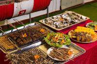 Un buffet con muchos tipos diferentes de comida en una mesa. en MOUNTAINPEARL HOTEl, en Cat Ba