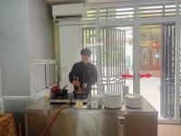 Un hombre de pie en una cocina junto a un mostrador con platos. en MOUNTAINPEARL HOTEl, en Cat Ba