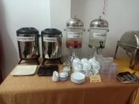 Una mesa con dos máquinas de café y tazas encima. en MOUNTAINPEARL HOTEl, en Cat Ba