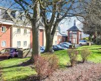 un grupo de coches estacionados en un estacionamiento en Kegworth Hotel &amp; Conference Centre, en Castle Donington