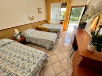 A bed or beds in a room at Hotel Ca' Bianca da Paolino