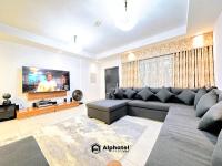 ein Wohnzimmer mit Couch und Flachbildfernseher in der Unterkunft Stylish 3-bedroom plus Maid room - Villa in JVC - Dubai in Dubai