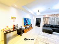 ein Wohnzimmer mit Couch und Fernseher in der Unterkunft Stylish 3-bedroom plus Maid room - Villa in JVC - Dubai in Dubai