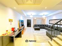 ein Wohnzimmer mit Couch und Fernseher in der Unterkunft Stylish 3-bedroom plus Maid room - Villa in JVC - Dubai in Dubai