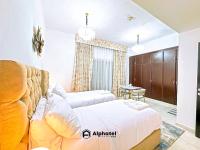 Ein Bett oder Betten in einem Zimmer der Unterkunft Stylish 3-bedroom plus Maid room - Villa in JVC - Dubai