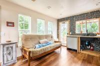 ein Wohnzimmer mit Couch und Kamin in der Unterkunft Cozy Coop Casita - Lake Travis-Hot Tub-Tiny House in Austin