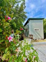 ein Haus mit einem Gebäude und Blumen davor in der Unterkunft Cozy Coop Casita - Lake Travis-Hot Tub-Tiny House in Austin