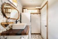 ein Badezimmer mit Waschbecken und Spiegel in der Unterkunft Cozy Coop Casita - Lake Travis-Hot Tub-Tiny House in Austin
