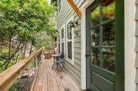 Ein Garten an der Unterkunft Cozy Coop Casita - Lake Travis-Hot Tub-Tiny House
