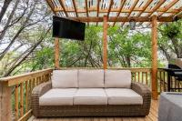 Ein Sitzbereich in der Unterkunft Cozy Coop Casita - Lake Travis-Hot Tub-Tiny House