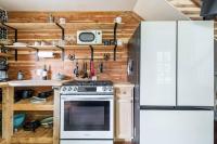 Küche&#47;Küchenzeile in der Unterkunft Cozy Coop Casita - Lake Travis-Hot Tub-Tiny House