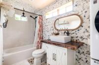 Ein Badezimmer in der Unterkunft Cozy Coop Casita - Lake Travis-Hot Tub-Tiny House