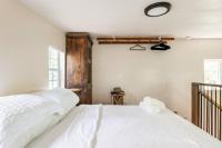 Ein Bett oder Betten in einem Zimmer der Unterkunft Cozy Coop Casita - Lake Travis-Hot Tub-Tiny House