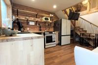 Küche&#47;Küchenzeile in der Unterkunft Cozy Coop Casita - Lake Travis-Hot Tub-Tiny House